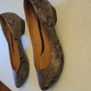 Indigo by Clark's low heal 7.5 shoes